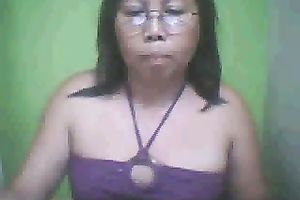 Mature cam bitch from Philippines masturbates for me