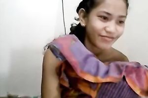 Topless Filipino babe is chatting with her boyfriend on livecam