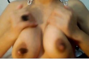 Webcam slut enjoys playing with her admirable natural milk cans
