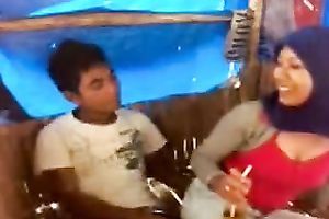 Nasty Malaysian white wife gives oral to her hot BF in a hut