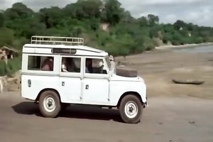 Exotic swarthy hottie with lea body gives head to white chap