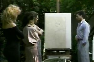 Two retro vixens give heads to a chap in the garden