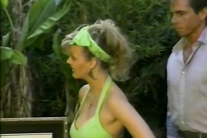 Two retro vixens give heads to a chap in the garden