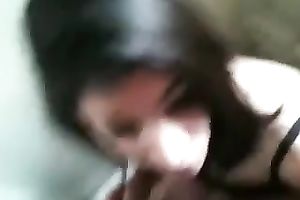 Hot wench with sparkling eyes is giving me a oral job in the crap-house room