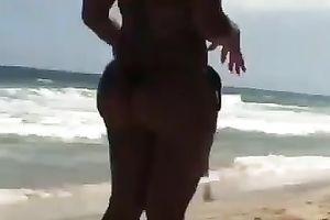 A white bitch with mesmerizing arse acquires caught on my hidden livecam on a beach