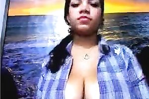 Naturally big-breasted sweetheart shows her whoppers for the livecam