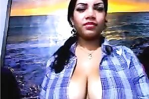 Naturally big-breasted sweetheart shows her whoppers for the livecam