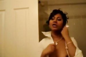 Sizzling tanned brunette hair exposes her worthy bumpers for the web camera