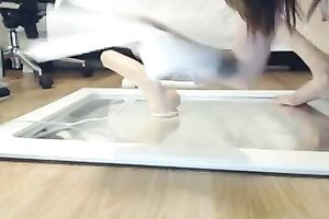 Brunette skank toys her muff whilst sitting on a mirror