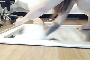 Brunette skank toys her muff whilst sitting on a mirror