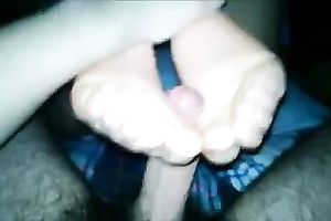 Amateur girlfrined with wrinkled soles gives footjob