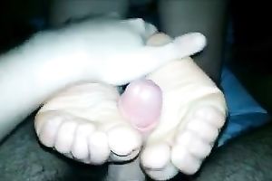 Amateur girlfrined with wrinkled soles gives footjob