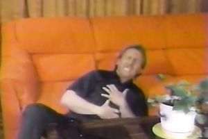 Blonde milf masturbates her fur pie to agonorgasmos in a bedroom