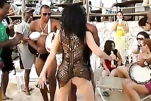 Mexican sweethearts at the beach exposing their sexy arse