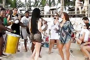 Mexican sweethearts at the beach exposing their sexy arse