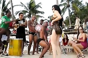 Mexican sweethearts at the beach exposing their sexy arse