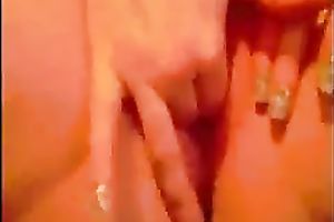 Self-indulgent hussy with a cool a-hole gives me a close look at her pussy