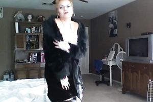 Full bodied redhead mamma poses for cam wearing petite bikini