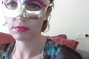 Slutty dilettante milf demonstrates her ass for the cam