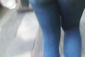 I love the way this chick's gazoo jiggles when this babe walks