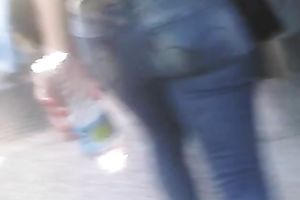 I love the way this chick's gazoo jiggles when this babe walks