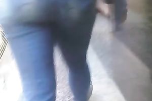 I love the way this chick's gazoo jiggles when this babe walks