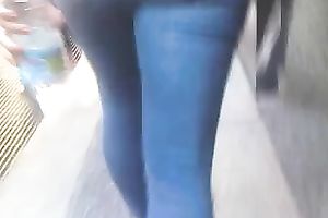 I love the way this chick's gazoo jiggles when this babe walks