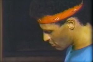 Retro golden-haired harlot shows her cock-sucking skills to a stranger