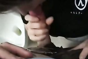 Gamer playgirl turns out to be an highly skillful penis sucker