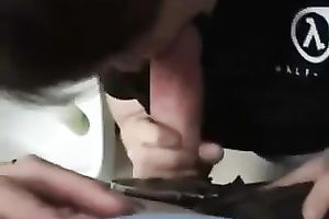 Gamer playgirl turns out to be an highly skillful penis sucker