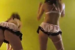 Reggaeton music makes my girlfriends twerk their large butts