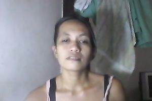 Super bosomy Filipina mamma undresses and boasts of her large naturals