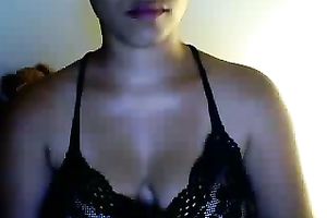 Curvy non-professional babe shows her marangos and booty for the livecam
