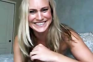 Bosomy milf Kayla vibrates her slit and cums on camera