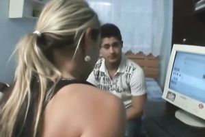 Bootyful harlot gives her client the best fellatio of his life