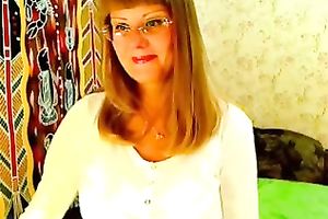Pregnant milf shows her large belly and natural mambos for the webcam