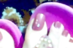 Watch me rubbing my pedicured feet against every other