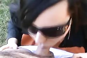 Getting spunk fountain on her sunglasses after oral-service outdoors