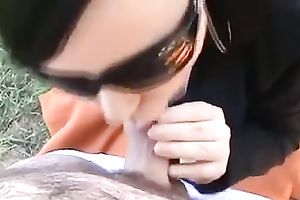 Getting spunk fountain on her sunglasses after oral-service outdoors