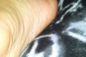 Homemade foot fetish clip with my paramour showing her toes