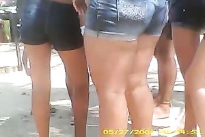 Lots of sexy asses in 'em hawt taut jeans shorts at the beach