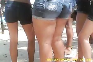 Lots of sexy asses in 'em hawt taut jeans shorts at the beach