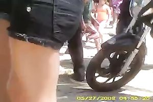 Lots of sexy asses in 'em hawt taut jeans shorts at the beach