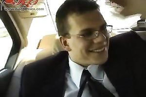 Skanky hoe ends up sucking her lover's dong in his car