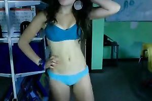 This hawt hoe actually goes to gym and this babe is not shy to show her hawt body