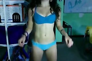 This hawt hoe actually goes to gym and this babe is not shy to show her hawt body