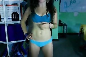 This hawt hoe actually goes to gym and this babe is not shy to show her hawt body