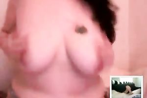 Webcam solo act with a bulky milf rubbing her slit and large boobs