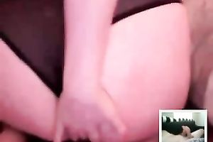 Webcam solo act with a bulky milf rubbing her slit and large boobs