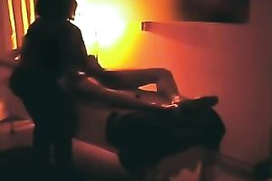 This ebon masseuse knows how to give a admirable cook jerking